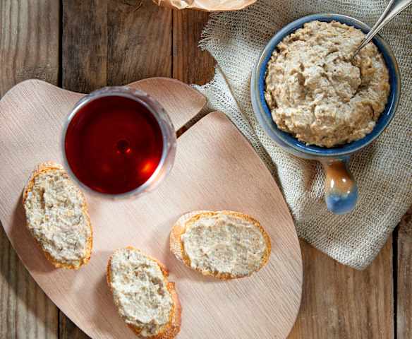 Crostini con crema di nocciole e funghi
