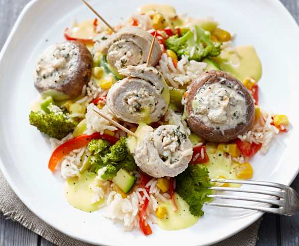 Gemüsereis mit gefüllten Champignons und Putenröllchen in Weißweinsauce