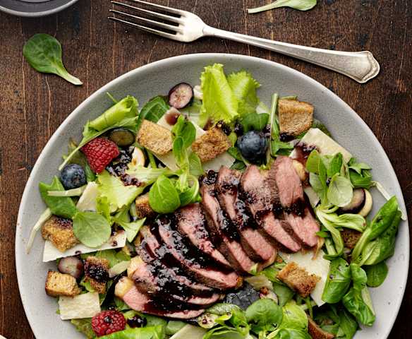 Entenbrust-Salat mit Balsamico-Blaubeer-Vinaigrette