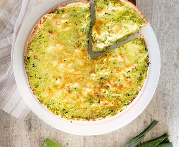 Quiche integral de puerro, albahaca y salmón