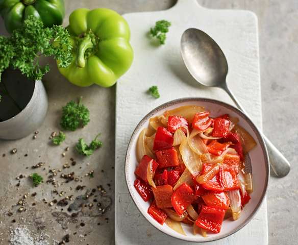Peperoni und Zwiebeln anbraten Peperoni und Zwiebeln anbraten