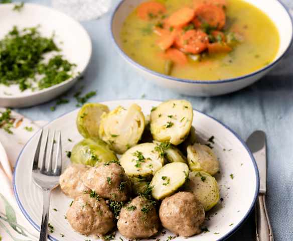 Menù: Zuppa di verdure; Polpette e cavoletti di Bruxelles