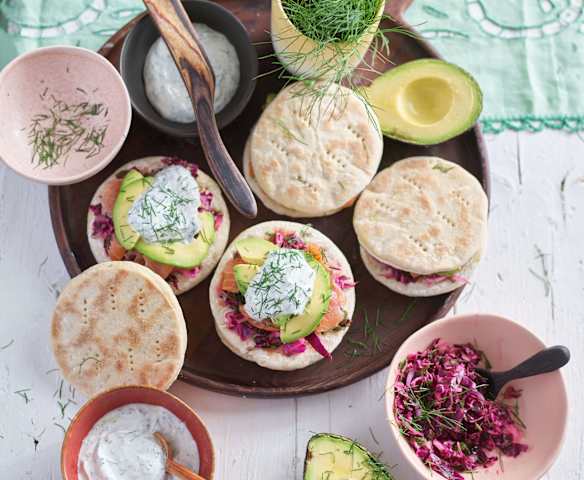 Pão sueco com salmão e couve marinada