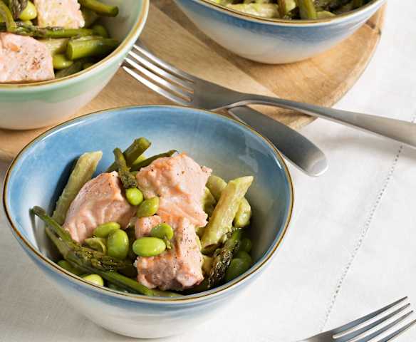 Pasta integral con salmón, espárragos, edamame y salsa de aguacate