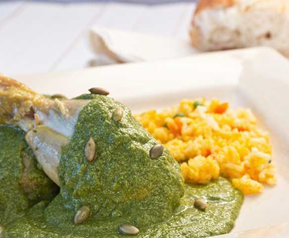 Cosce di pollo in salsa speziata di pomodori verdi Cosce di pollo in salsa speziata di pomodori verdi