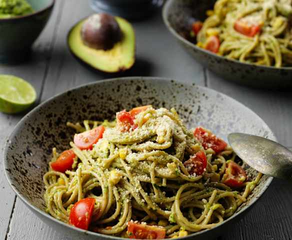 Wholewheat Spaghetti with Avocado Sauce and Vegan 'Parmesan' (TM6 & TM5)