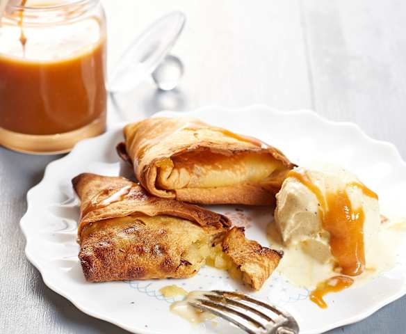 Samoussas de crêpe, pomme vanille et caramel au beurre salé