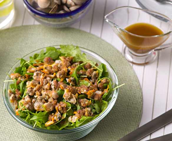 Berberechos y almejas al limón con ensalada de rúcula