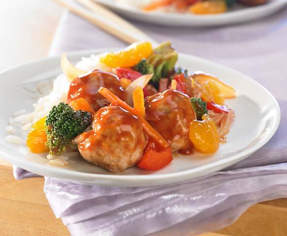 Fleischbällchen süß-sauer mit Mandarinen, Gemüse und Reis Fleischbällchen süß-sauer mit Mandarinen, Gemüse und Reis