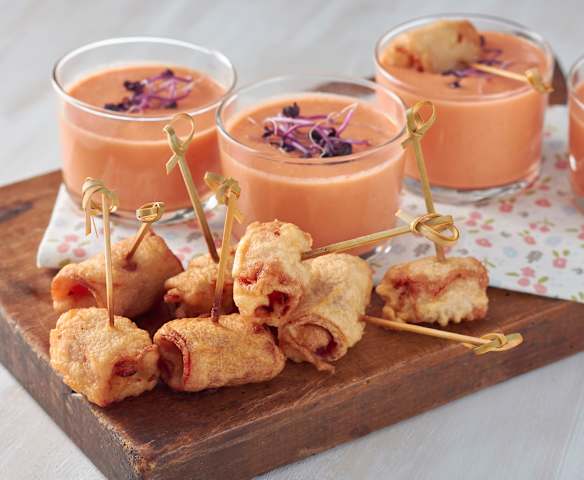 Melón con jamón en tempura con gazpacho de melón