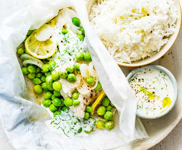 Papillotes de merlu et petits pois, sauce aux herbes