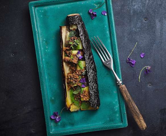 Grilovaný pórek, bylinkové máslo a krambl z chleba