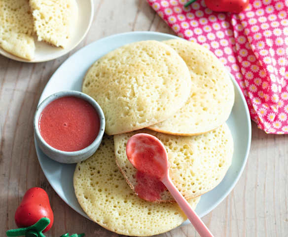 Crêpes mille trous et coulis de fraises
