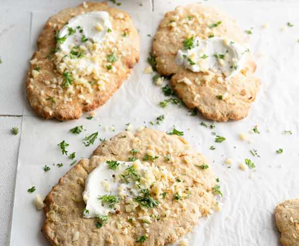 Langos au four avec yaourt à la grecque et fromage