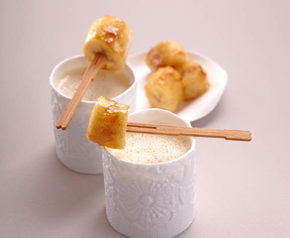 Crème à la fève tonka, brochette de banane rôtie à la cannelle Crème à la fève tonka, brochette de banane rôtie à la cannelle