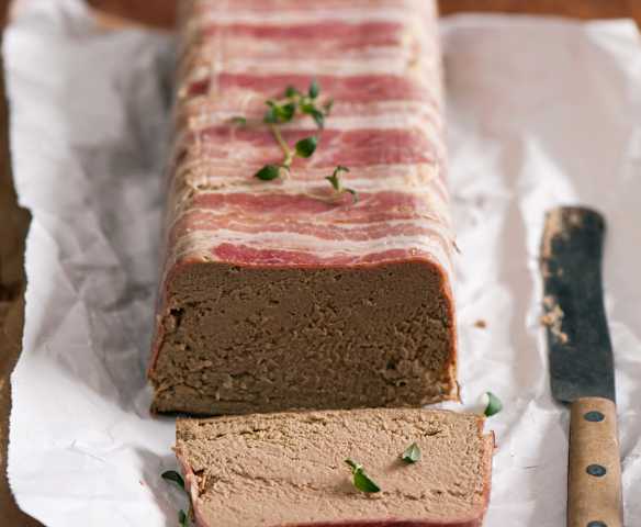 Pasztet wieprzowy zawinięty w boczek