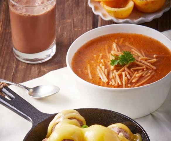 Pozol, sopa de fideos, albóndigas con verduras y guayabas hervidas TM6