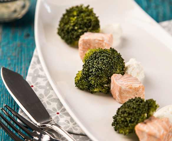 Salmone in tocchi con salsa mousseline