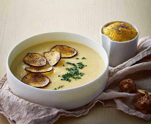 Vellutata di topinambur e cavolfiore con tortini ai quattro formaggi Vellutata di topinambur e cavolfiore con tortini ai quattro formaggi