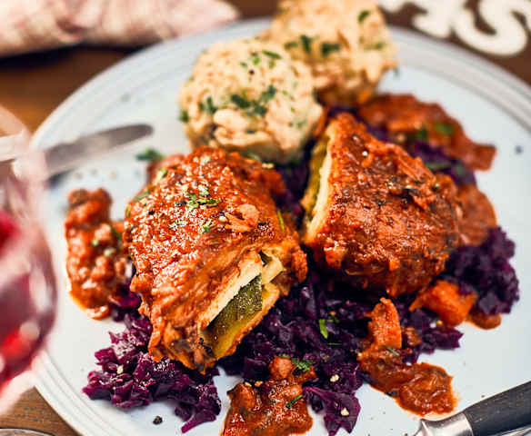 Wegańskie roladki sojowe, knedle i modra kapusta