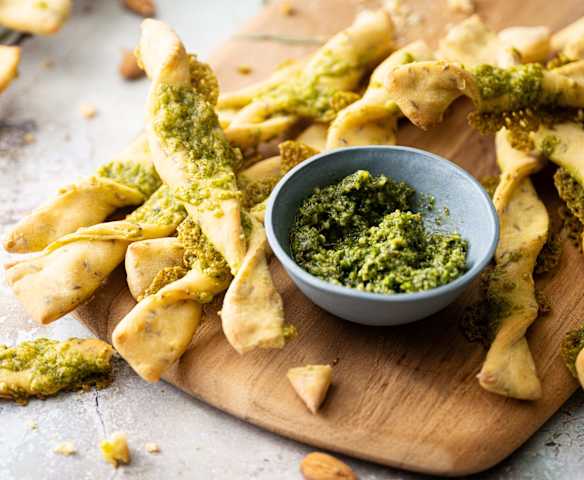 Grissini al formaggio con pesto di verdure
