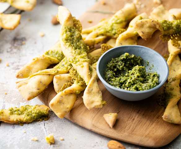 Palitos de queso con pesto de verduras Palitos de queso con pesto de verduras