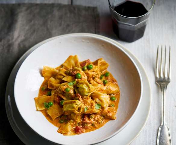 Rebuçados de ricota com molho de tomate e ervilhas