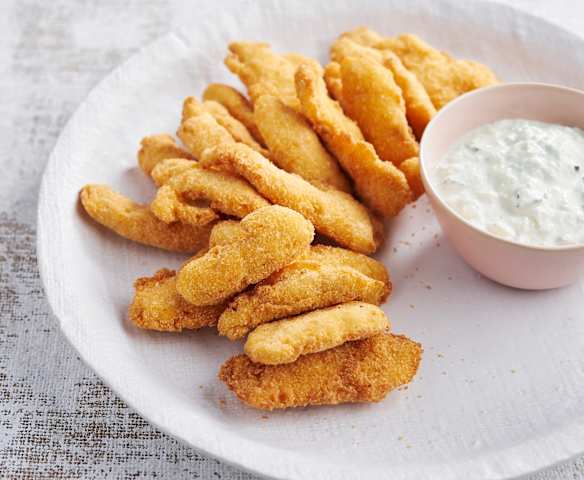 Nuggets panados em coco com molho de pepino