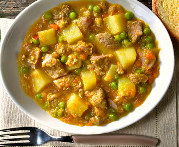 Spezzatino di agnello con patate e piselli