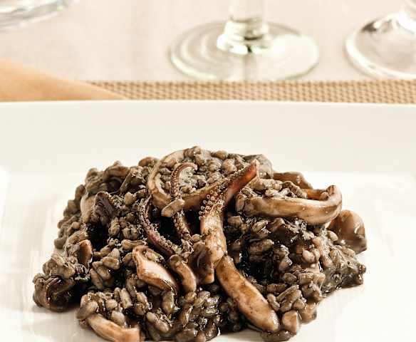 Arroz negro cremoso con calamares