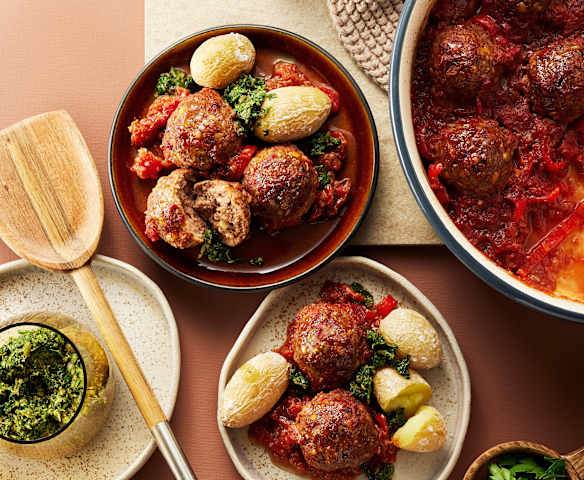 Albondigas mit Papas Arrugadas (Hackbällchen in Tomatensauce)