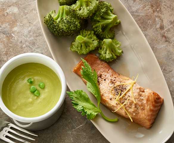 Crema di piselli e zenzero con salmone al limone e broccoli