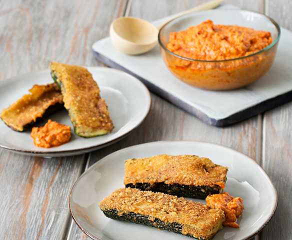 Calabacines dorados con salsa romesco