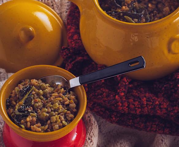 Minestra al cavolo nero, lenticchie e piselli spezzati