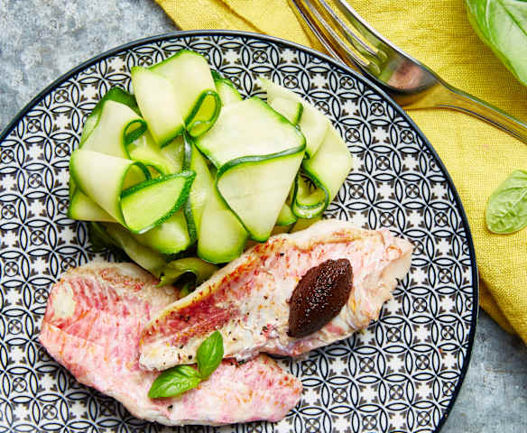 Filets de rouget sur ruban de courgette et tapenade