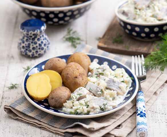 Śledzie w śmietanie i ziemniaki w mundurkach