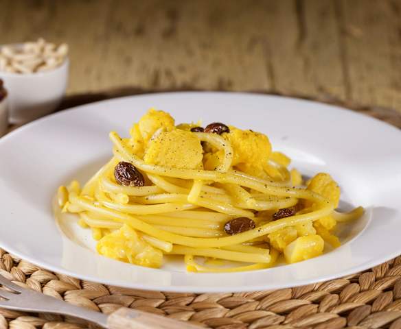 Bucatini con i cavolfiori (Pasta chi vruccoli)