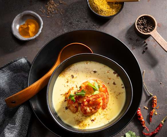 Soupe d'ananas aux crevettes épicées et au curry