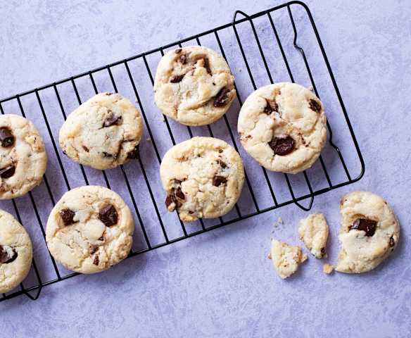 Cookies de chocolate blanco con pepitas negras