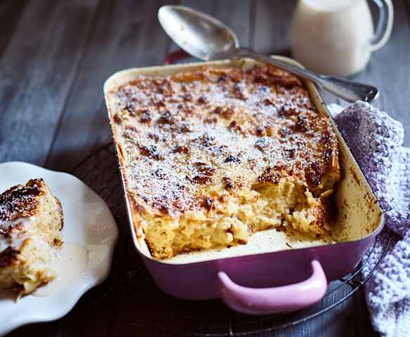 Pudding z czerstwego pieczywa z jabłkami i twarogiem