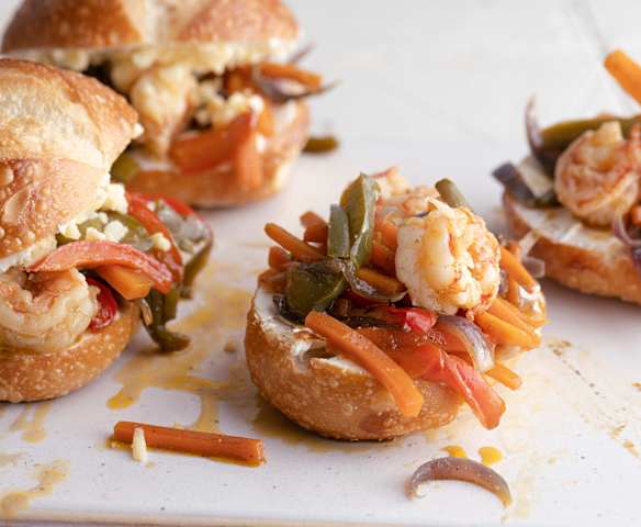 Sandwich aux légumes et crevettes sautés