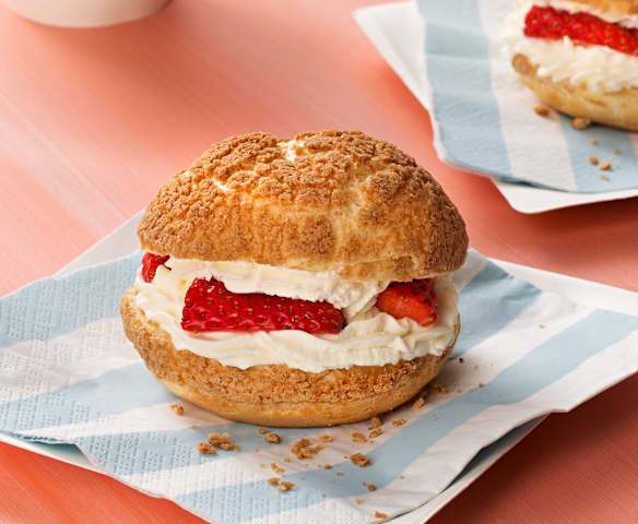 Choux craquelin con nata y fresas
