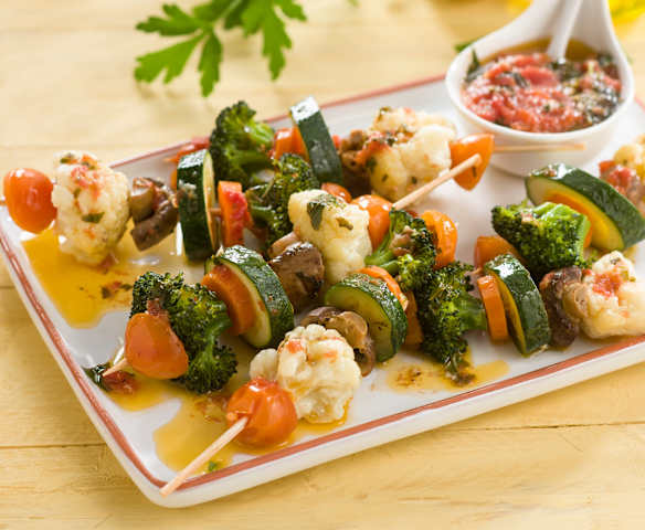 Brochetas de verduras con salsa vierge