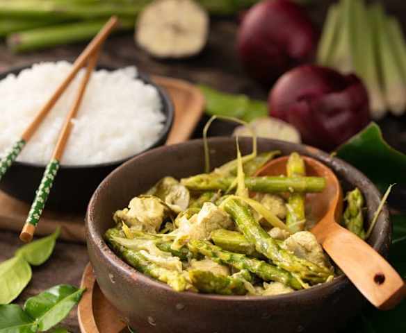 Curry thaïlandais au poulet et aux asperges Curry thaïlandais au poulet et aux asperges
