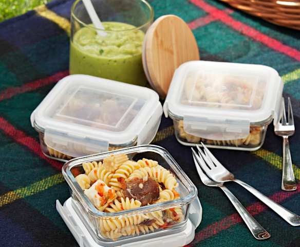 Ensalada de pasta con cecina, queso brie y vinagreta de aguacate