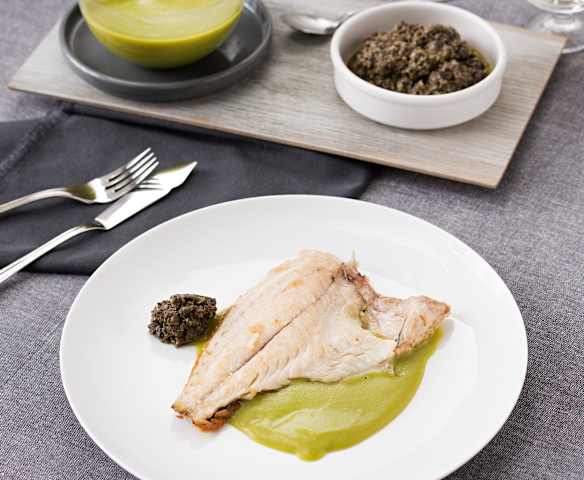 Dorada a la plancha con crema de guisantes y tapenade (Hestan Cue™)