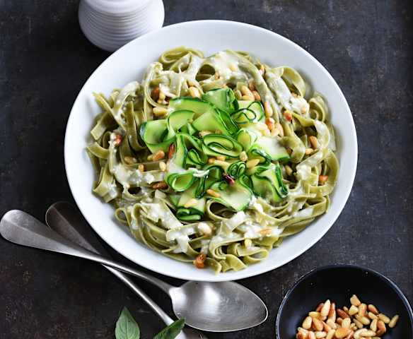 Tagliatelles au basilic, courgette et pignons