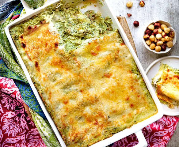 Lasaña de alcachofas, espinaca y avellanas