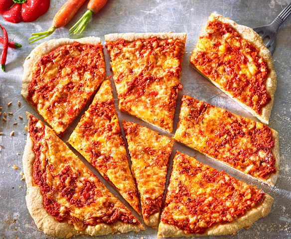 Pizza mit Gemüse und Chilikäse