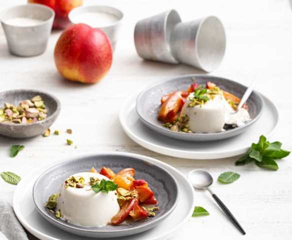 Panna cotta con pesche insaporite